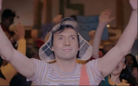 O ator Pablo Cruz Guerrero como Roberto Bolãnos como Chaves em cena de Chespirito: Sem Querer Querendo