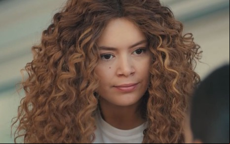 A atriz Seray Kaya como Sirin em cena de Força de Mulher
