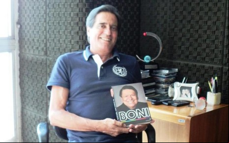 Sérgio Felipe com o livro autobiográfico de Boni