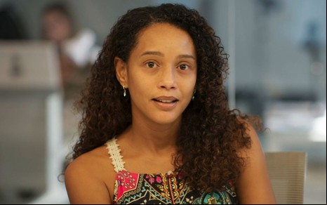 Taís Araujo sorri discretamente em cena como Raquel na novela Vale Tudo