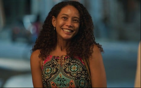 Taís Araujo sorri em cena como Raquel na novela Vale Tudo