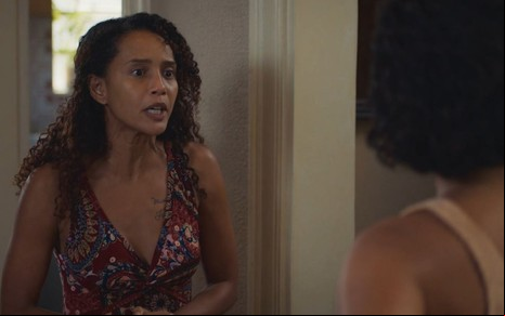 Raquel (Taís Araujo) fala com Fátima (Bella Campos), que está de costas na imagem, em cena da novela Vale Tudo
