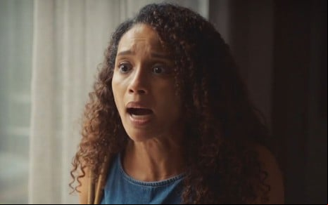 Taís Araujo com expressão de revolta em cena como Raquel na novela Vale Tudo