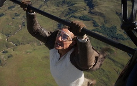 Tom Cruise em cena de Missão Impossível 8