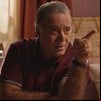 O ator Tony Ramos com dedo em riste e com expressão séria em cena de Dona de Mim