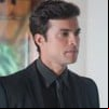 Victor Sparapane usa um terno preto e está com expressão séria em cena de A Vida Secreta do Meu Marido Bilionário