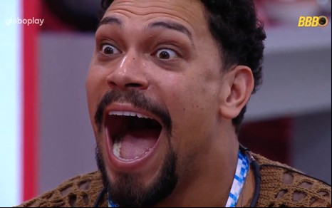 O participante Vinícius Nascimento com expressão de surpresa no BBB 25
