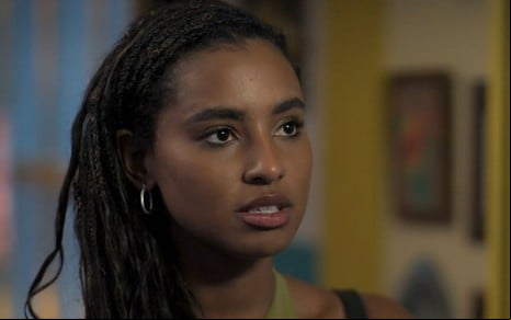 Gabz está com expressão séria em cena da novela Mania de Você