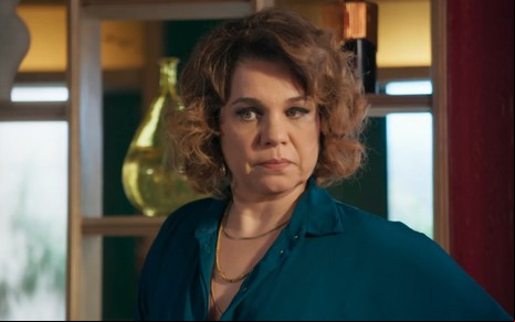 A atriz Isabel Teixeira com expressão séria em cena de Volta por Cima