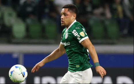Vitor Roque corre para dominar a bola em jogo do Palmeiras ao vivo no Allianz Parque