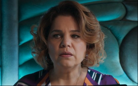 A atriz Isabel Teixeira com expressão séria em cena de Volta por Cima