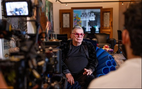 Walcyr Carrasco em gravação do Tributo, programa da Globo que o homenageou; imagem mostra câmera e entrevistador de costas