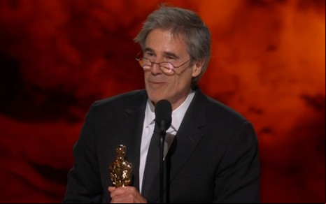 Walter Salles segura a estatueta do Oscar na mão