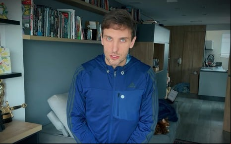 Leo Lins tem expressão séria em vídeo gravado na sala de sua casa