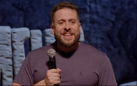 Mauricio Meirelles parece assustado no palco de um show de stand-up