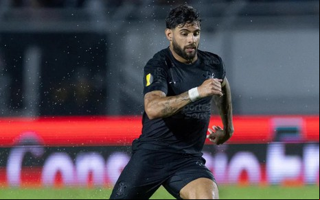 Yuri Alberto usa uniforme todo preto do Corinthians e corre com a bola em jogo com chuva