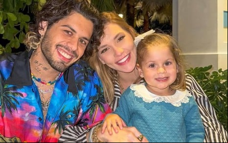 Zé Felipe, Virginia e Maria Flor juntos e sorridentes