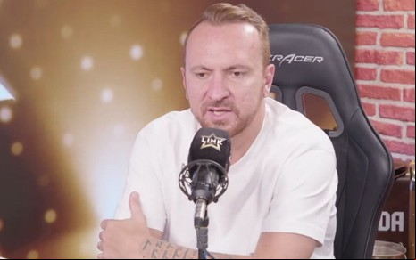 Foto mostra Zé Love durante entrevista
