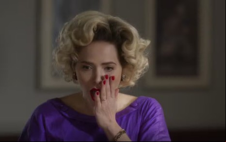 Leticia Colin com expressão séria em cena da novela Garota do Momento