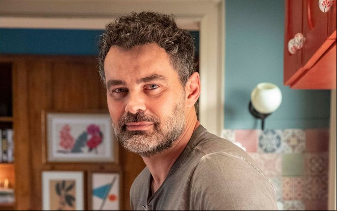 Carmo Dalla Vecchia caracterizado como Alfredo em foto de divulgação da novela Cara e Coragem - TV GLOBO/FÁBIO ROCHA