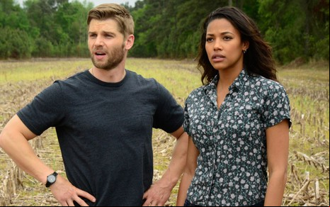 Mike Vogel e Kylie Bunbury em cena da série Under the Dome, criticada pelo autor Stephen King - Divulgação/CBS