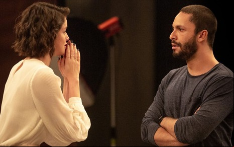 Cena da novela A Dona do Pedaço, da Globo: atriz Agatha Moreira como a personagem Josiane implorando perdão a Téo, interpretado pelo ator Rainer Cadete