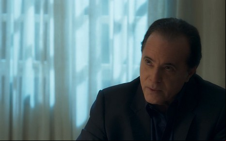 Olavo (Tony Ramos) mandará capanga levantar falsas provas contra o inimigo em O Sétimo Guardião - Reprodução/TV Globo