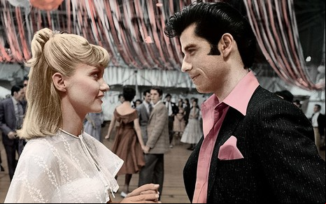 Olivia Newton-John com John Travolta em cena de Grease - Nos Tempos da Brilhantina, musical dos anos 1970