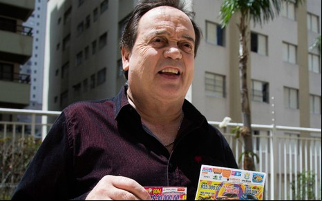 O jornalista Ivo Morganti, reconhecido por ter feito o Aqui Agora, que hoje vende raspadinhas na TV - Adriana Spaca/Notícias da TV