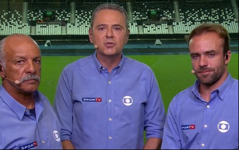 O narrador Luís Roberto (ao centro) com os comentaristas Júnior e Roger Flores em transmissão da Globo