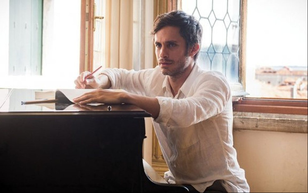 Gael García Bernal em cena da série Mozart in the Jungle: mexicano já está em um novo projeto - Divulgação/Amazon