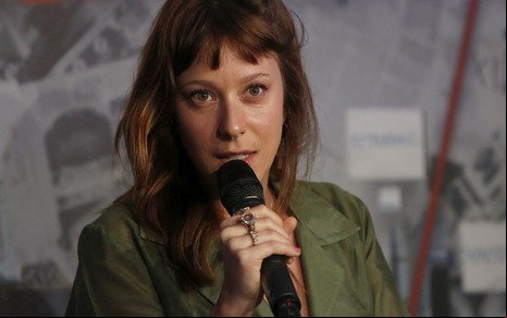 A atriz Caroline Abras durante coletiva de imprensa da segunda temporada de O Mecanismo - Divulgação/Netflix