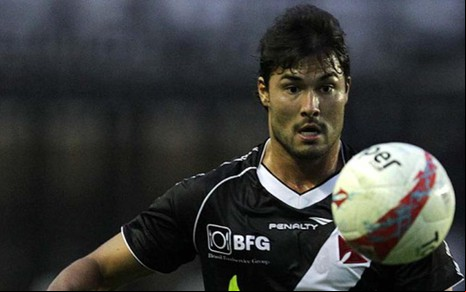 O atacante Pedro Ken em ação com a camisa vascaína; esforço para não voltar à Série B - Divulgação/Vasco