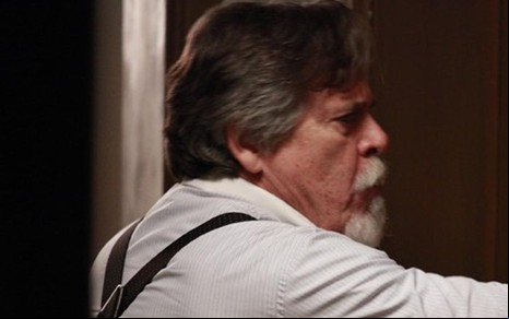 Ernest tentará fugir da mansão e será ajudado por Iolanda; ex-dono do grupo Ha contará a verdade aos filhos - Reprodução/Globo