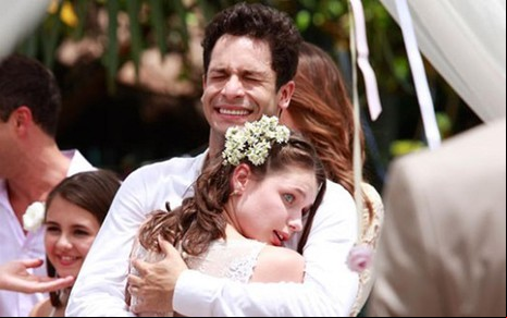 A atriz Bruna Linzmeyer com Rainer Cadete em cena da novela Amor à Vida, da Globo - REPRODUÇÃO/TV GLOBO