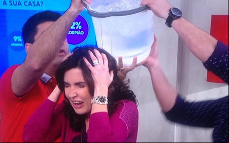 Fátima Bernardes se prepara para tomar um banho de água gelada durante o Encontro, nesta segunda (17) - Reprodução/TV Globo
