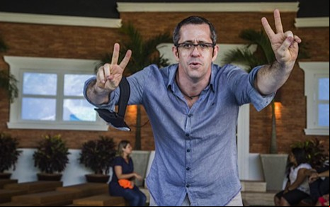 O jornalista Daniel Castro no palco da eliminação de Big Brother Brasil, cenário é a fachada de uma casa - Paulo Belote/TV Globo