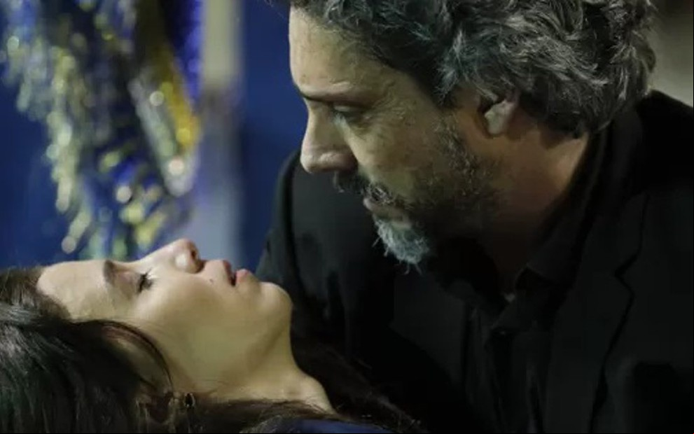 Marjorie Estiano e Alexandre Nero em cena em que Cora leva tiro durante desfile  - Divulgação/TV Globo