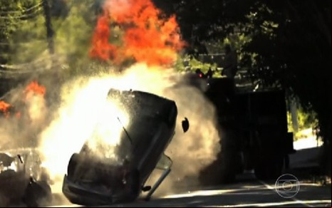Citroën Picasso capota e solta fogo em cena de Babilônia reciclada de Insensato Coração (2011) - Reprodução/TV Globo