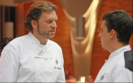 Carlos Bertolazzi, apresentador do Cozinha sob Pressão, e Felipe Santos, vencedor da segunda temporada - Divulgação/SBT