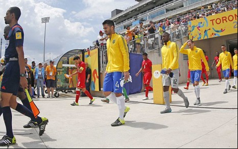 Jogadores da seleção de futebol do Brasil entram em campo para disputar o bronze: imagem da decepção - Rafael Ribeiro/CBF