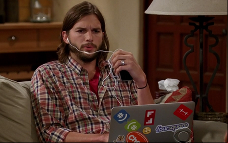 Ashton Kutcher em Two and a Half Men; casa de solteiro do ator tinha um enorme  de Marilyn Monroe - Reprodução/CBS