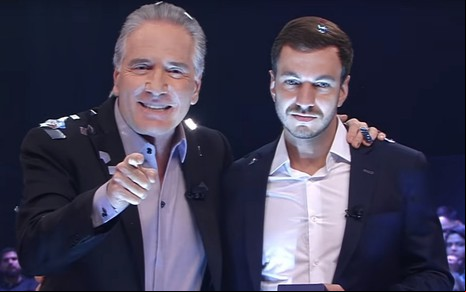 O apresentador Roberto Justus com o vencedor de O Aprendiz, Gabriel Gasparini: flopou no Ibope - REPRODUÇÃO/BAND