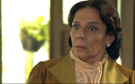 Agustina (Rosi Campos) surtará ao descobrir que sua filha não é mais donzela em O Tempo Não Para - Reprodução/TV Globo
