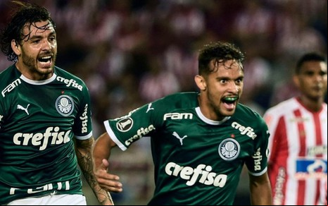 Jogadores do Palmeiras durante jogo da Libertadores: Globo não precisará citar patrocinadores da Conmebol - Fotos: REPRODUÇÃO/GLOBO
