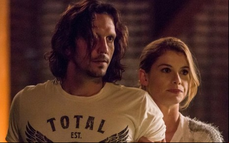 Vladimir Brichta (Gui) e Alinne Moraes (Diana) em cena de Rock Story, novela das sete - Reprodução/TV Globo