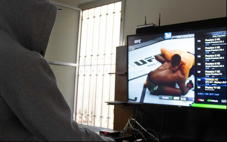 O consultor Pedro Coiote assiste ao canal Combate por meio de sinal de streaming pirata - Fotos: Adriana Spaca/Notícias da TV